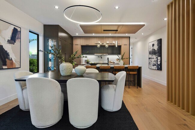 Building Photo - Skyview Townhome: Luxury Living in Lake Oswego's Premier First Addition Neighborhood