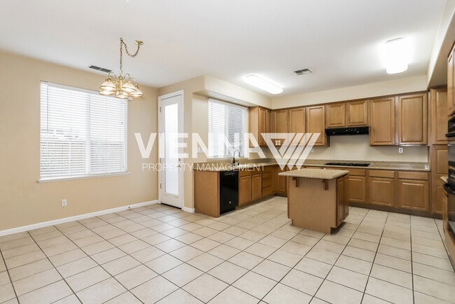 Building Photo - Beautiful 4 Bedroom + Study in Desirable Neighborhood