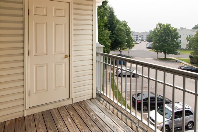 Building Photo - Bright & Updated 2 BD 2 BA Condo Conveniently located in Alexandria, VA