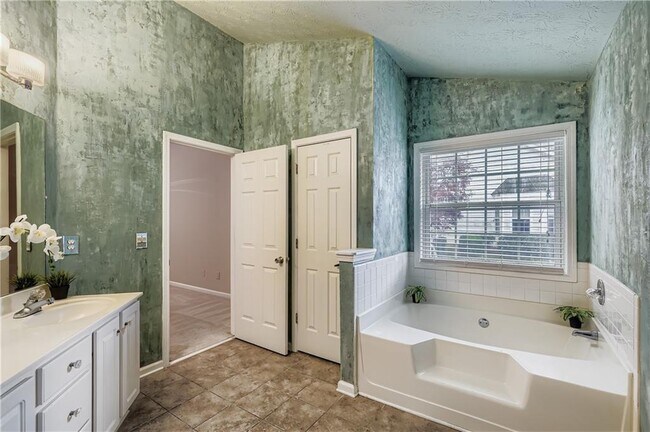 Building Photo - 1975 Heatherton Rd