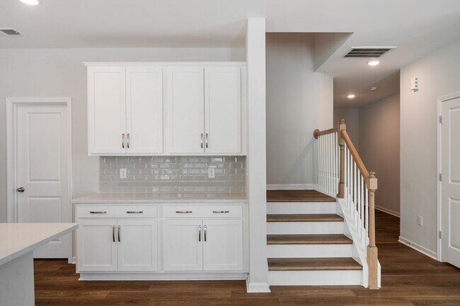 Building Photo - Gorgeous end-unit townhome near Brier Creek!