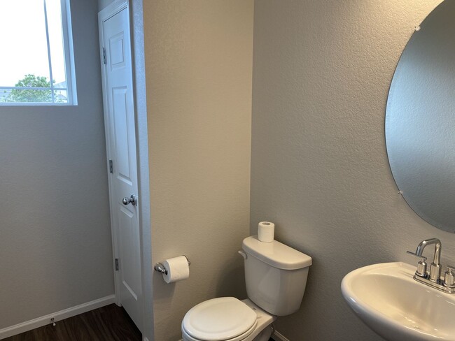 Building Photo - Don't Miss This Stunning 4 Bed/2.5 Bath Ho...