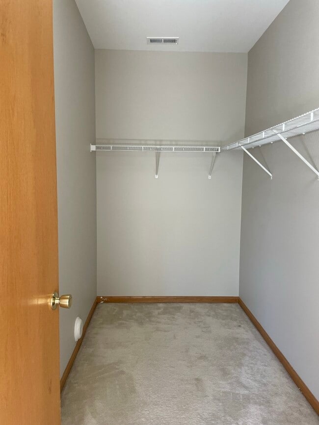 Building Photo - 1531 Millbrook Dr
