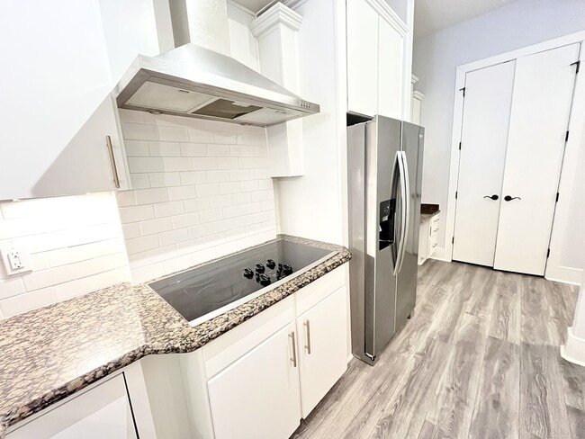 Building Photo - BEAUTIFUL CONDO WITH AMENITIES NEAR VANDER...