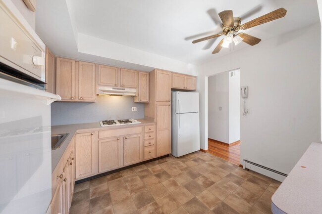 Building Photo - Large 3 Bedroom Apt + Private Office Space