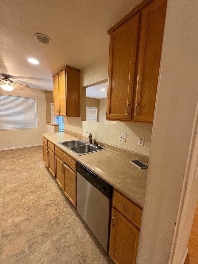 Building Photo - 3bed/2bath Home with large yard in South Sac