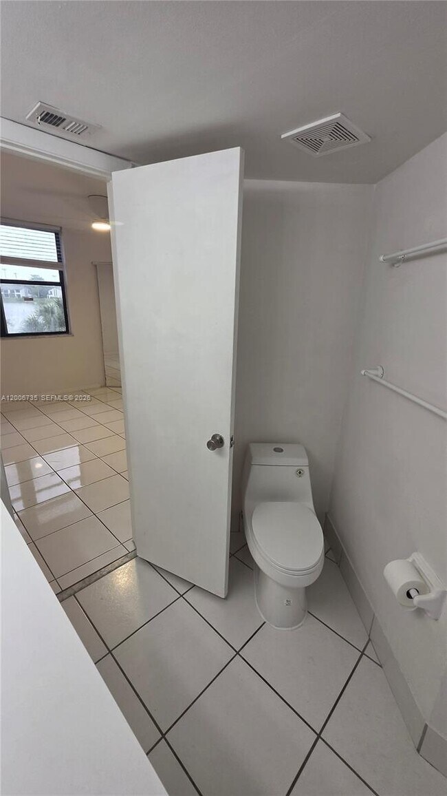 Building Photo - 216 Lake Pointe Dr