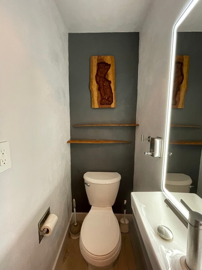 Building Photo - 206 Eastwood Ave