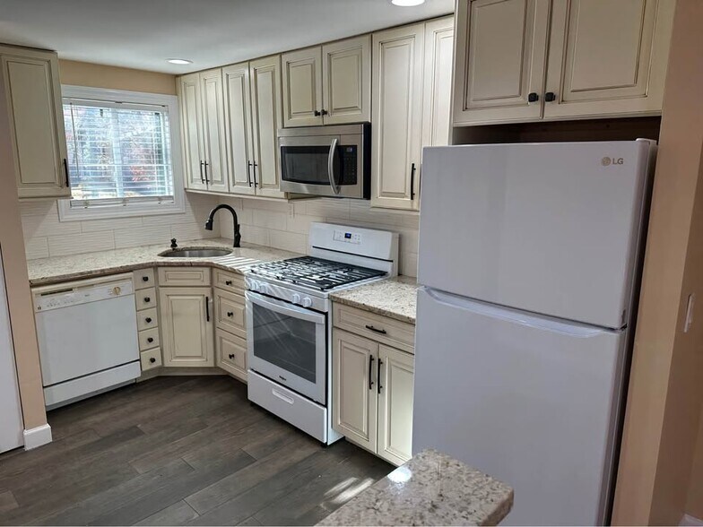 Building Photo - 12 Sagamore Hills Dr