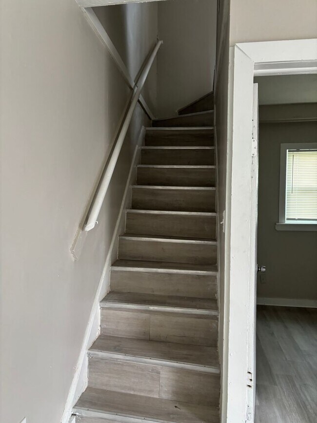 Building Photo - Section 8 Accepted! Spacious newly renovat...