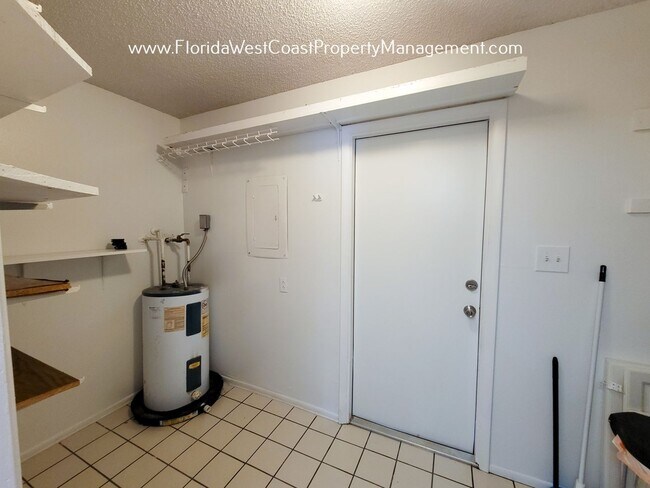 Building Photo - 3 BED/ 2.5 BATH CONDO-TOWNHOME- Fairway Oaks Sarasota