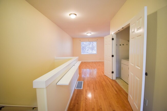 Building Photo - NEW LOWERED RENT!!!  $1,000 Move-in Specia...