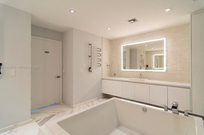 Building Photo - 701 N Fort Lauderdale Beach Blvd