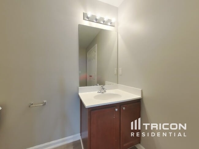 Building Photo - 383 Roseglen Dr NW