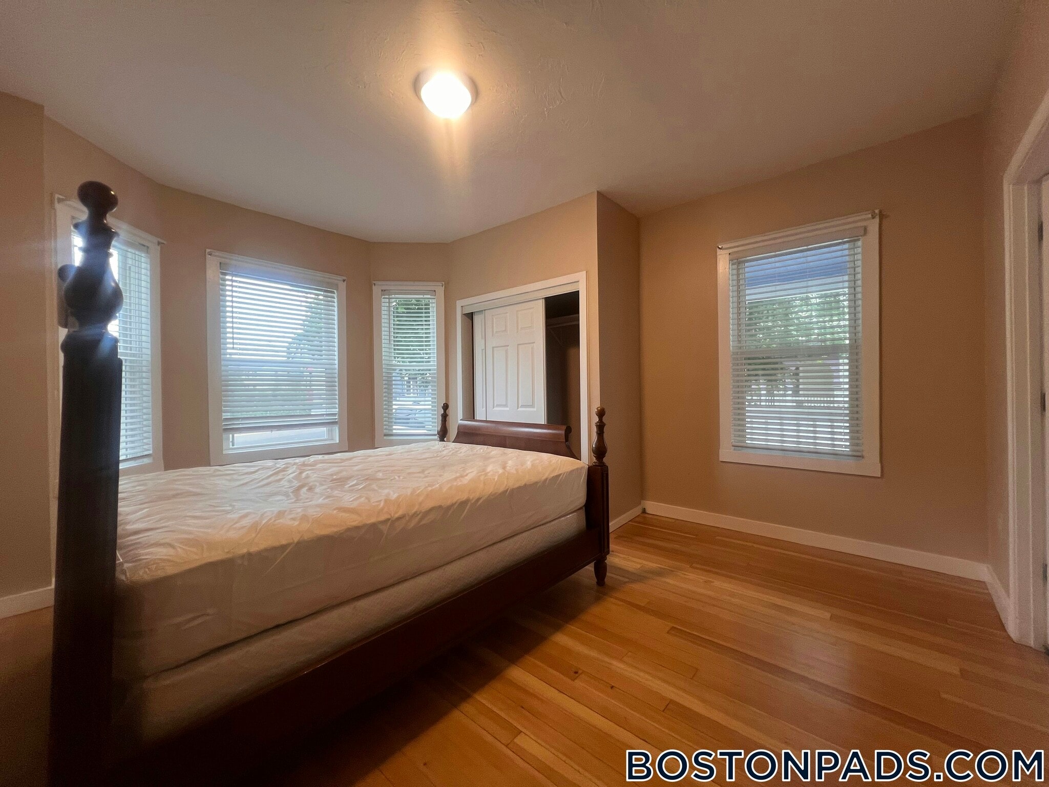 Building Photo - 816 River St