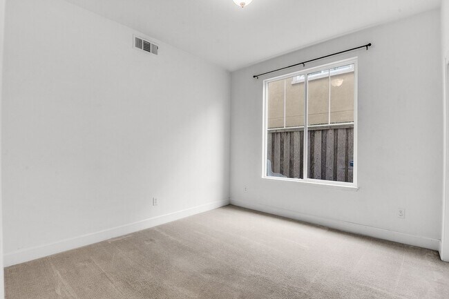 Building Photo - Magnificent home in San Bruno