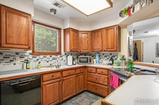 Bright kitchen opens into main living area - 1424 Front Nine Dr