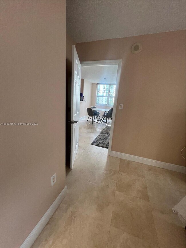 Building Photo - 1155 Brickell Bay Dr