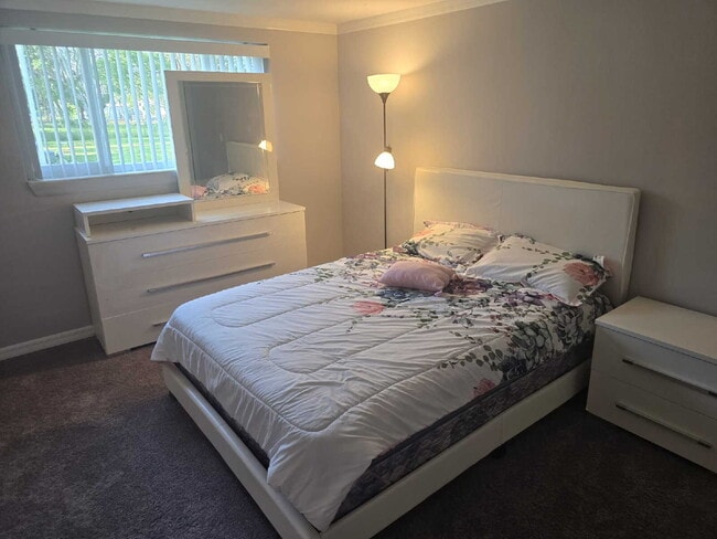 Building Photo - Beautiful remodeled Studio/efficiency in H...