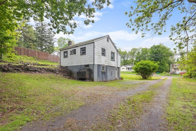 Building Photo - 104 Smithtown Rd