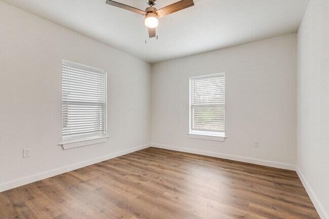 Building Photo - McILVAINE DUPLEX