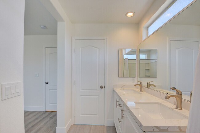 Building Photo - Bright 3-Bed Home in Gated Silverado Ranch Community – All Pets Welcome