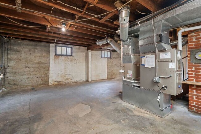 Building Photo - 2330 E McLoughlin Blvd