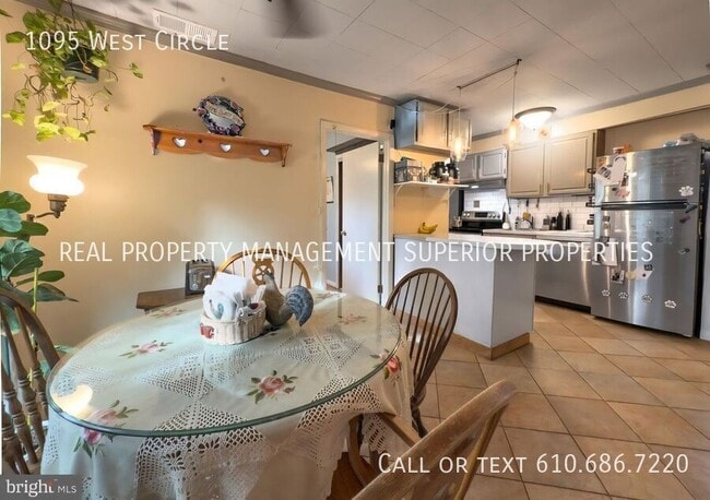 Building Photo - 1095 West Cir