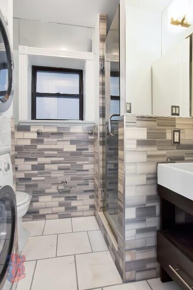 Building Photo - 246 Mott St