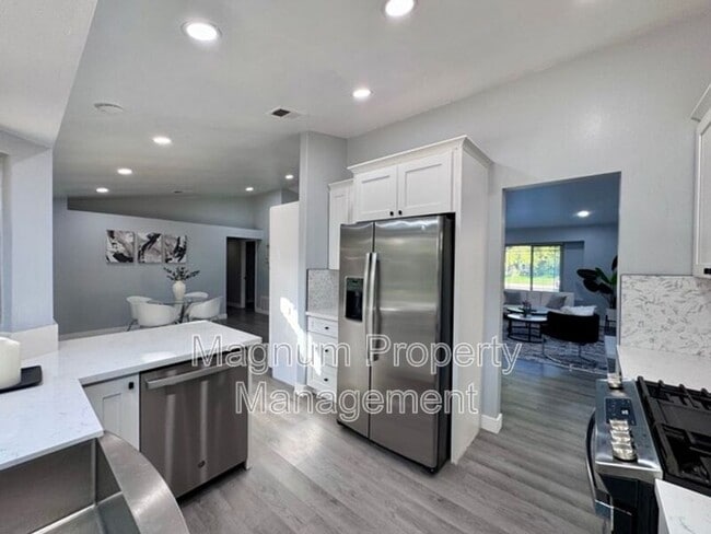 Building Photo - 45627 Clubhouse Dr