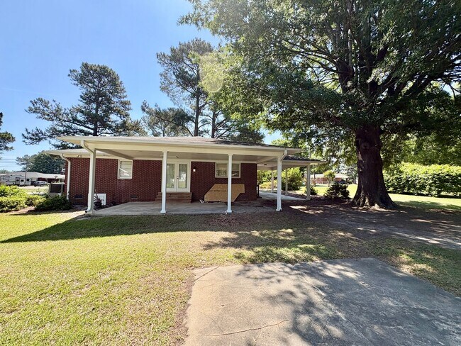 Building Photo - Adorable 2 Bedroom Home in the Heart of Nashville!