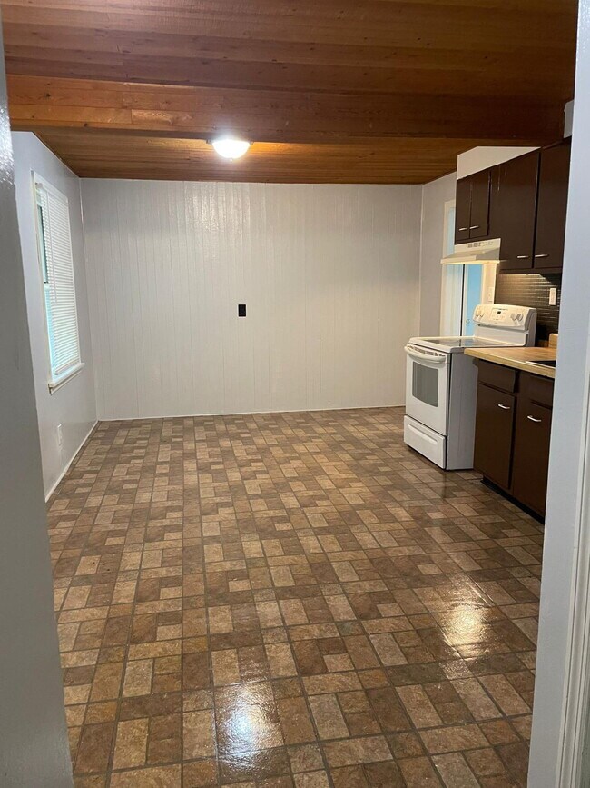 Building Photo - "Charming 2-Bedroom Home in Flordell Hills – Cozy Living with 996 Sq Ft of Comfort!"