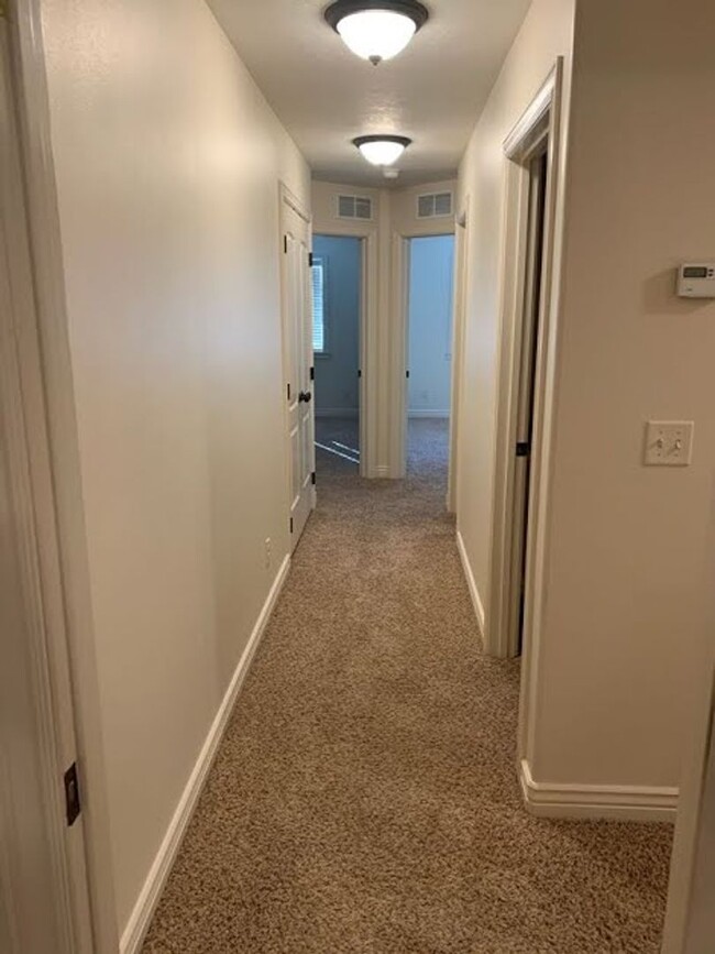 Building Photo - 3 Bed 2.5 Bath ROCK CREEK TOWNHOME in Rexb...