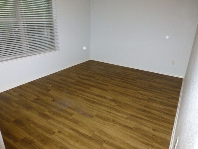 Building Photo - 1726 E Mesa Park Dr