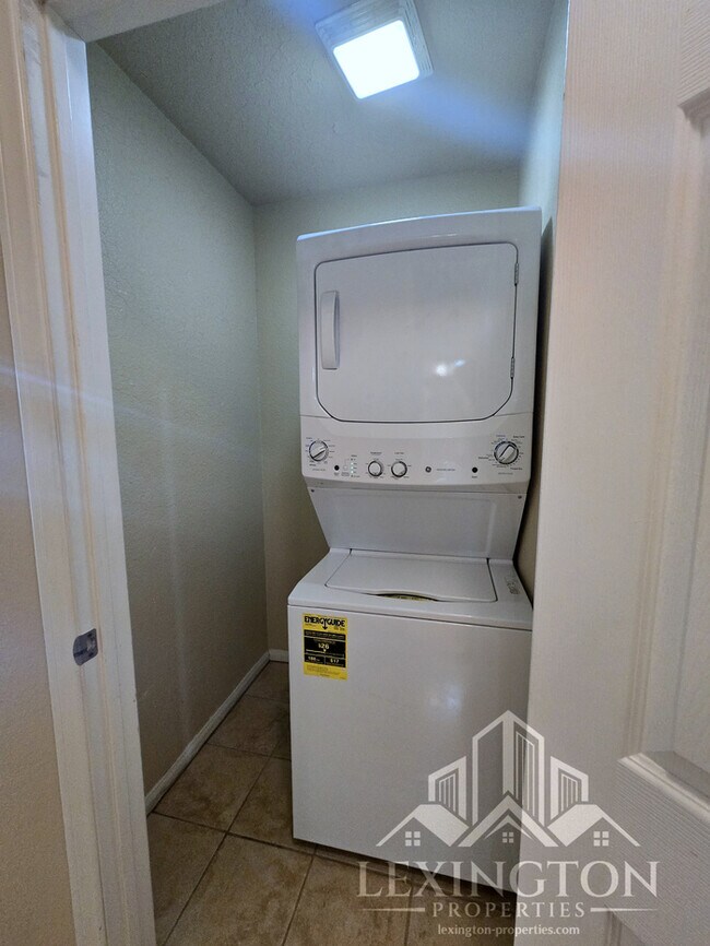 Building Photo - Beautiful, 2BD/1BA, Condo in The Villaggio community, near Madison Ave. and American River College!