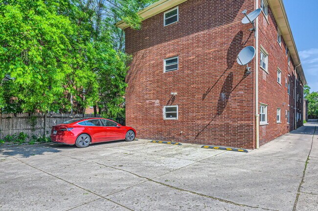 Building Photo - 2067 W Farwell Ave