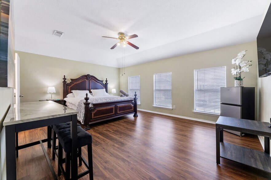 Building Photo - 9835 Golden Prairie Ln