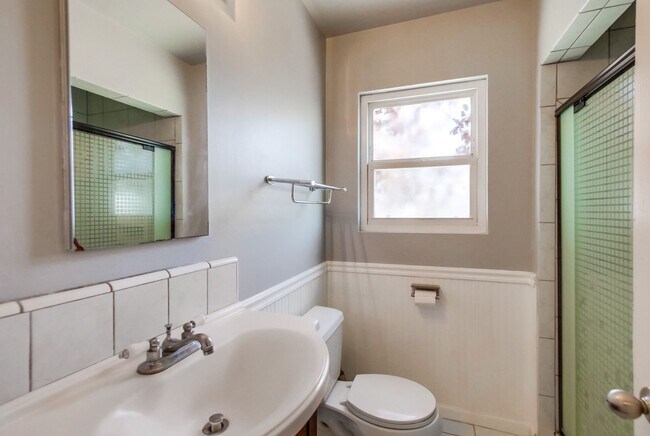 Building Photo - Wonderful SINGLE FAMILY Home with ADU over...