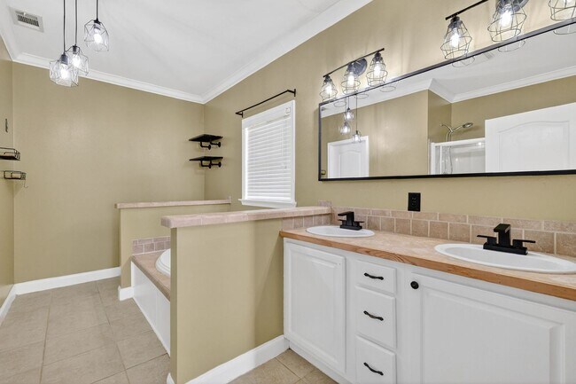 Building Photo - Charming and spacious home for rent in Leesburg!