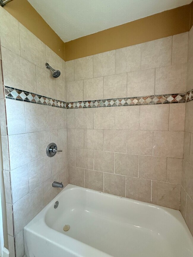 Building Photo - 4 Bed / 2 Bath Spacious Home – Perfect for Families or Roommates