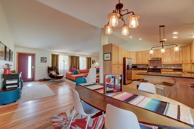 Building Photo - 383 E Coronado Ln