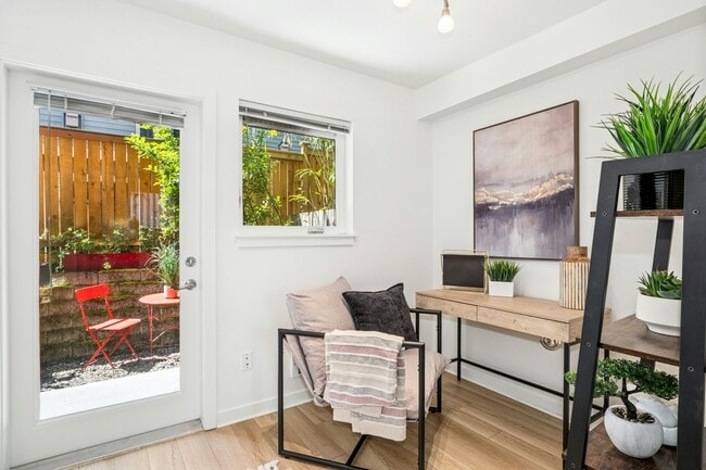 Building Photo - Columbia City Townhome