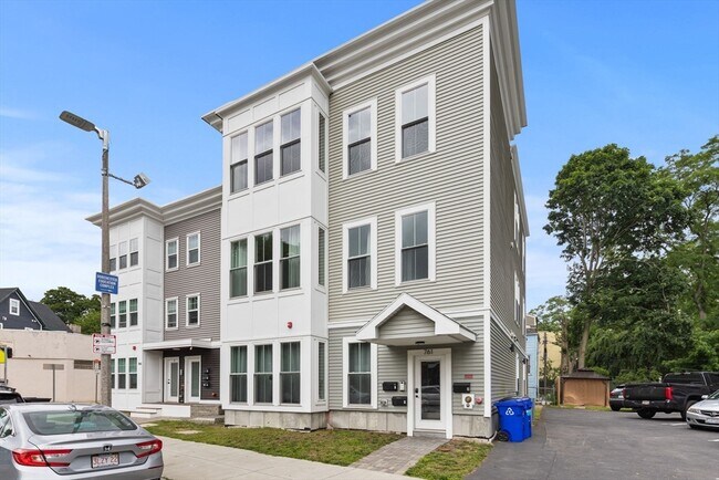 Building Photo - 761 Washington St