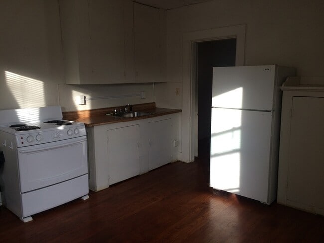 Building Photo - 1064 Park St