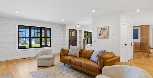 Building Photo - Late Summer Furnished Executive Extended Stay Rental on Old Mission Peninsula