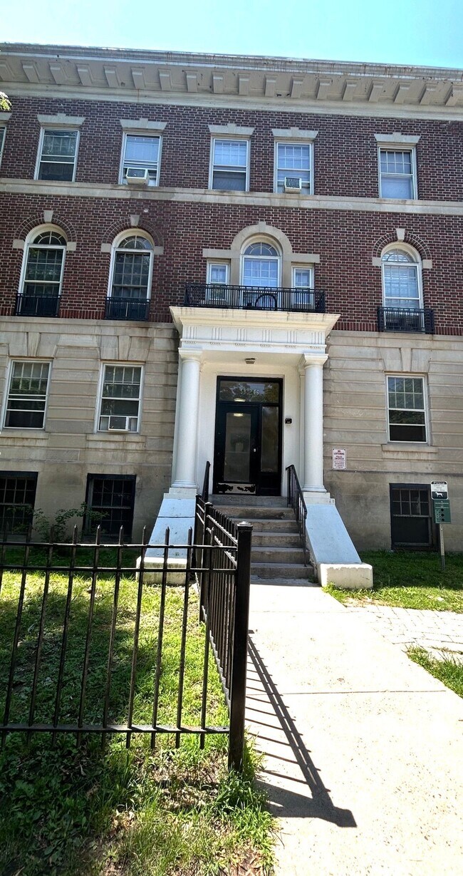 Building Photo - 926 Asylum Ave