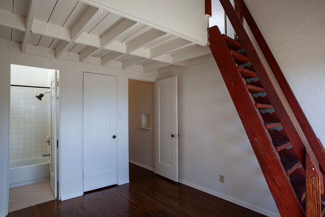 Building Photo - 1548 Cerro Gordo St