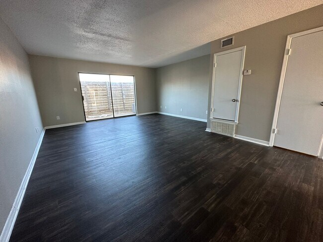 Building Photo - 609 S 5th St