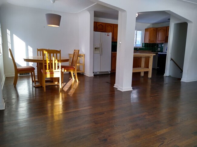 Building Photo - 2128 Hooker St