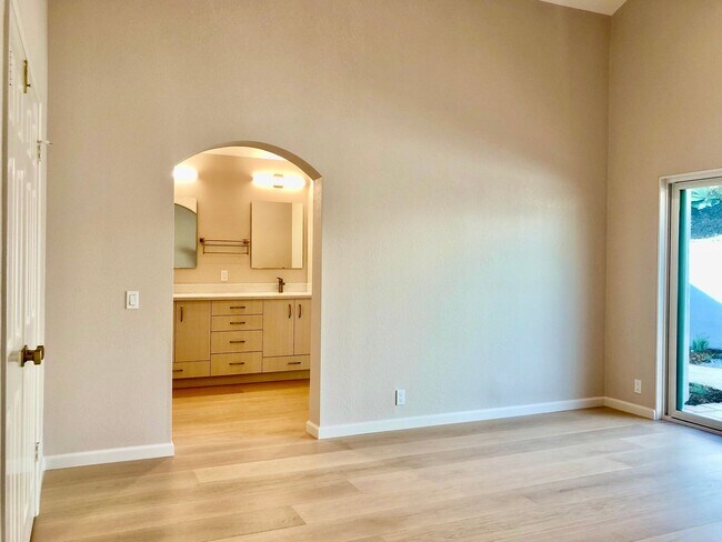 Building Photo - Beautifully Updated 3 bedroom + Office/2 B...